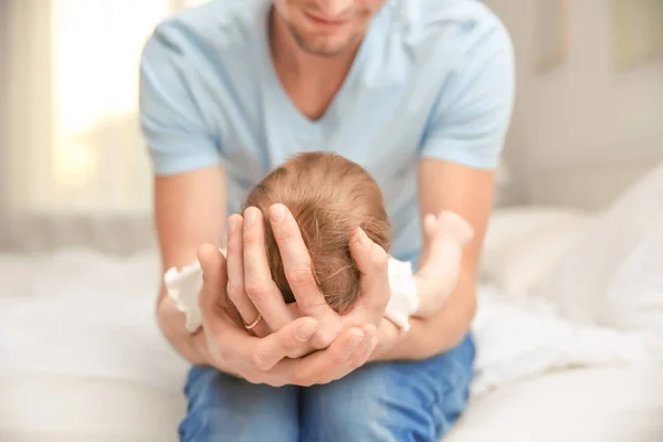 Junger Vater hält Baby zu Hause — Stockfoto