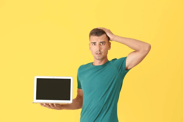 Jonge man met laptop — Stockfoto