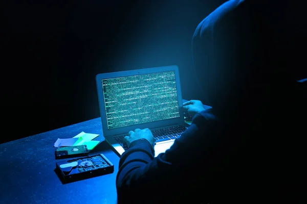 Хакер с помощью ноутбука — стоковое фото