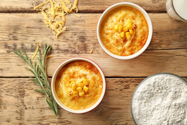 Ramekins met maïs pudding op tafel — Stockfoto