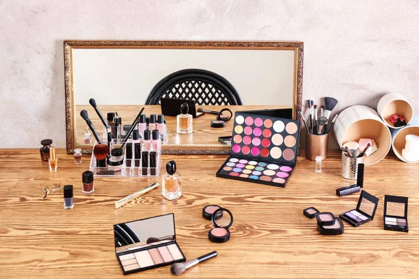 Kozmetik ayna ile tuvalet masasının üzerinde ayarla