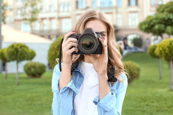 Mladá žena turistické pořizování Foto venku — Stock fotografie