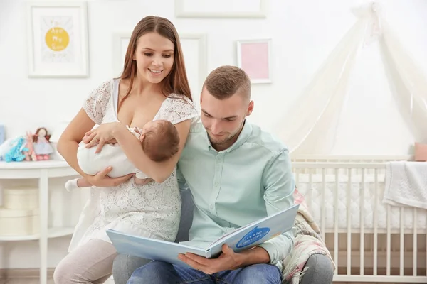 Felice giovane famiglia con bambino carino a casa — Foto Stock