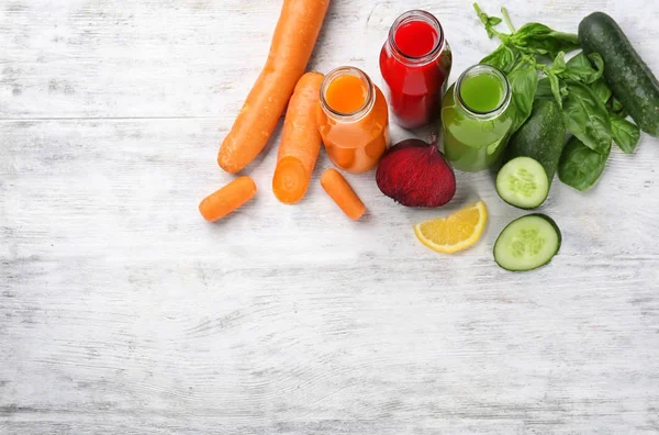 様々 な新鮮な野菜ジュースと食材ボトル — ストック写真