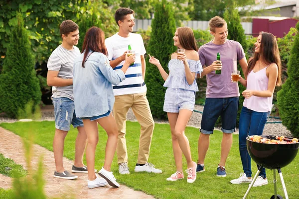 Giovani amici che fanno festa barbecue in giardino — Foto Stock