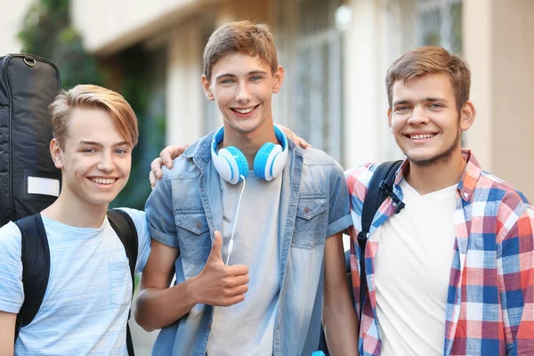 Cool adolescents garçons à l'extérieur — Photo