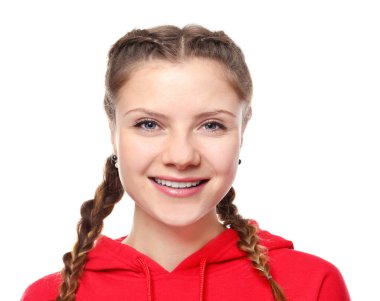 beyaz zemin üzerine genç güzel kadın