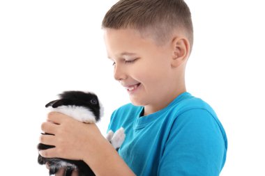 Beyaz arka plan üzerinde komik tavşan ile sevimli çocuk