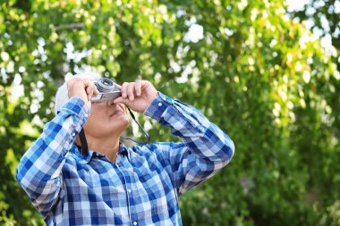 Yakışıklı olgun adam.