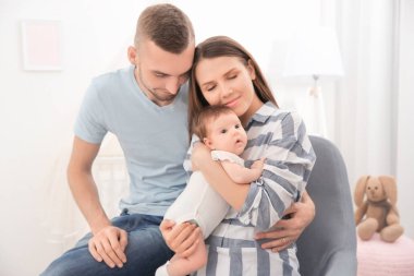 Mutlu genç ailesi ile şirin bebek evde