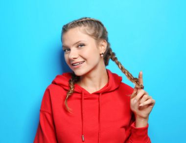 Renk arka plan üzerinde genç güzel kadın