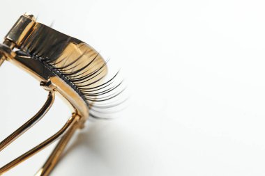 Kirpik kıvırıcı ve yanlış      