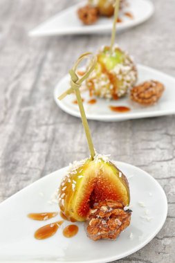 Olgun incir ve ceviz karamel sos ile 