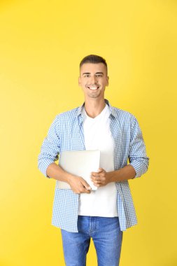 Bilgisayarlı genç adam  