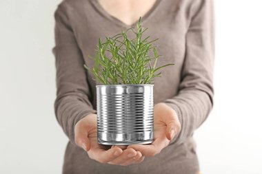 bitki yetiştirme ile kadın 