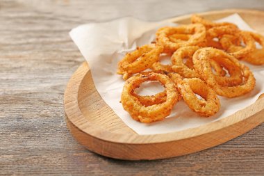 Kızarmış soğan halkaları.  