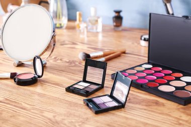 Kozmetik ayna ile tuvalet masasının üzerinde ayarla