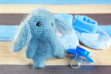 Bebek emziği ve oyuncak 