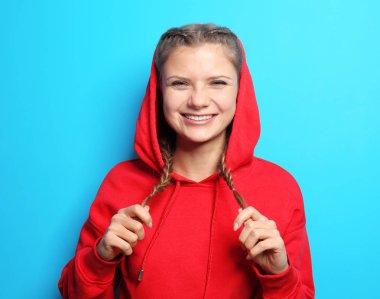 Renk arka plan üzerinde genç güzel kadın