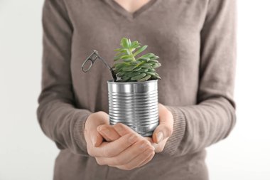 bitki yetiştirme ile kadın 