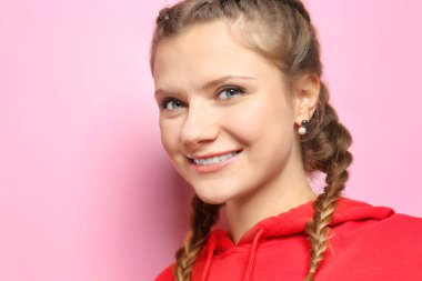 Renk arka plan üzerinde genç güzel kadın