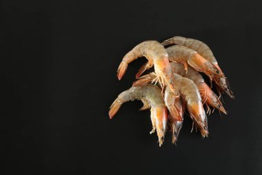 Siyah arka planda taze karidesler