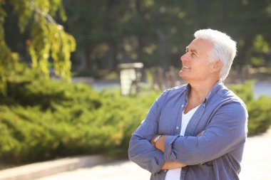 Yakışıklı olgun adam.
