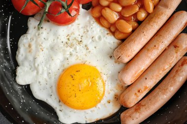 Tavada yumurta, fasulye, sosis ve domates ile 
