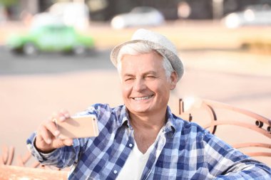 Yakışıklı olgun adam. 