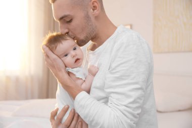 Genç Baba holding bebek evde