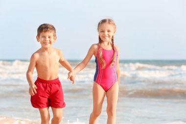 Sevimli küçük çocuk deniz plaj