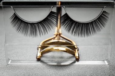 Kirpik kıvırıcı ve yanlış      