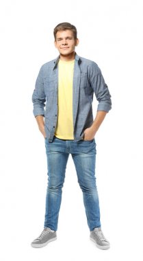 Beyaz arka plan üzerinde rahat kıyafetler içindeki genç çocuk