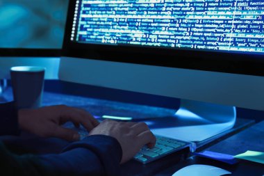 Hacker bilgisayar kullanarak 