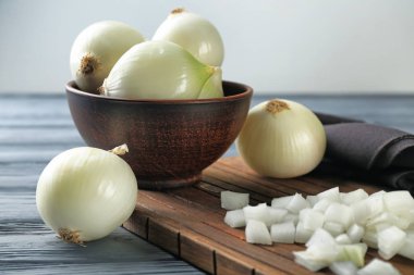 Ahşap tahta kesme beyaz soğan ile 