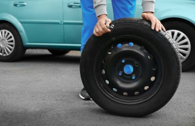 Genç erkek mekanik direksiyon başında servis İstasyonu değiştirme