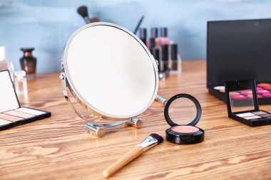 Kozmetik ayna ile tuvalet masasının üzerinde ayarla