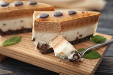 Karamel ile katmanlı Mus kek parçası  