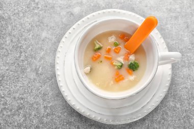 Bebek için kremalı çorba ile kupa  