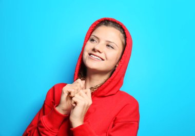 Renk arka plan üzerinde genç güzel kadın