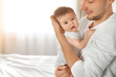 Genç Baba holding bebek evde