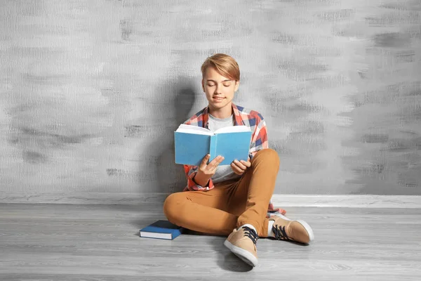 Adolescente chico leyendo libro —  Fotos de Stock