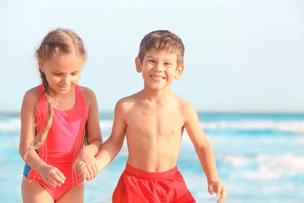 Crianças pequenas bonitos na praia do mar — Fotografia de Stock