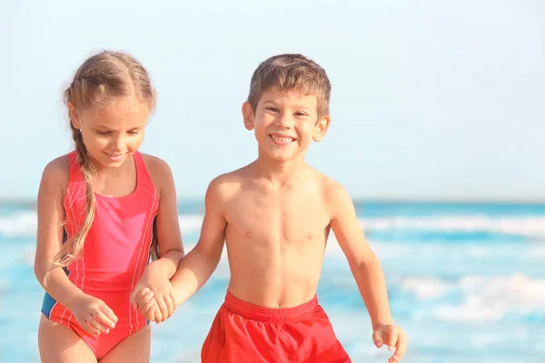 Niedliche kleine Kinder am Meeresstrand — Stockfoto