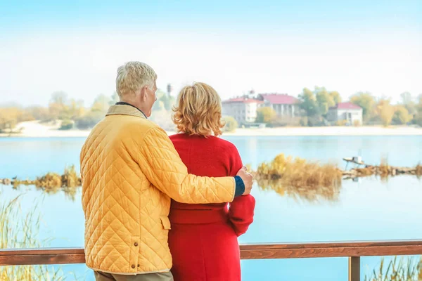 Sonbahar günü Nehri yakınında yaşlı çift — Stok fotoğraf