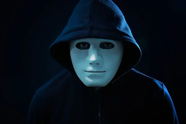 Mannelijke hacker in masker — Stockfoto