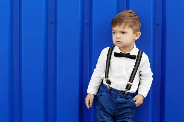 Чарівний маленький хлопчик на синьому фоні — стокове фото