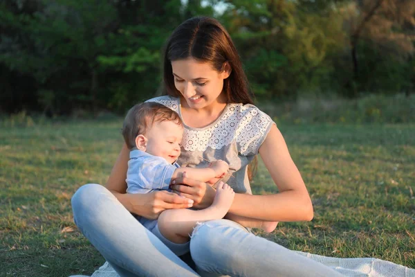 Vacker ung mor med söt baby boy, Utomhus — Stockfoto