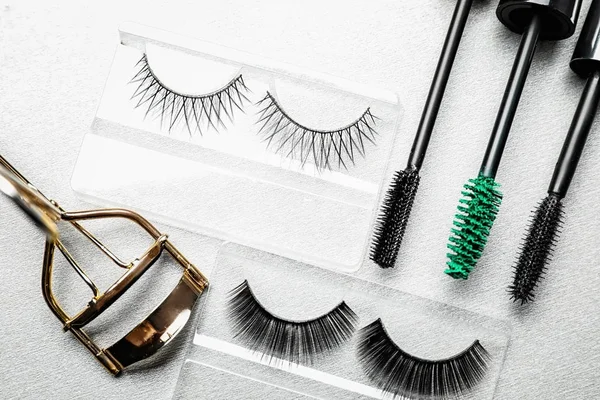 Curler and false eyelashes — Stock Photo, Image