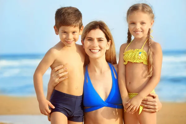 母親と海のビーチ リゾートで、かわいい子供たち — ストック写真